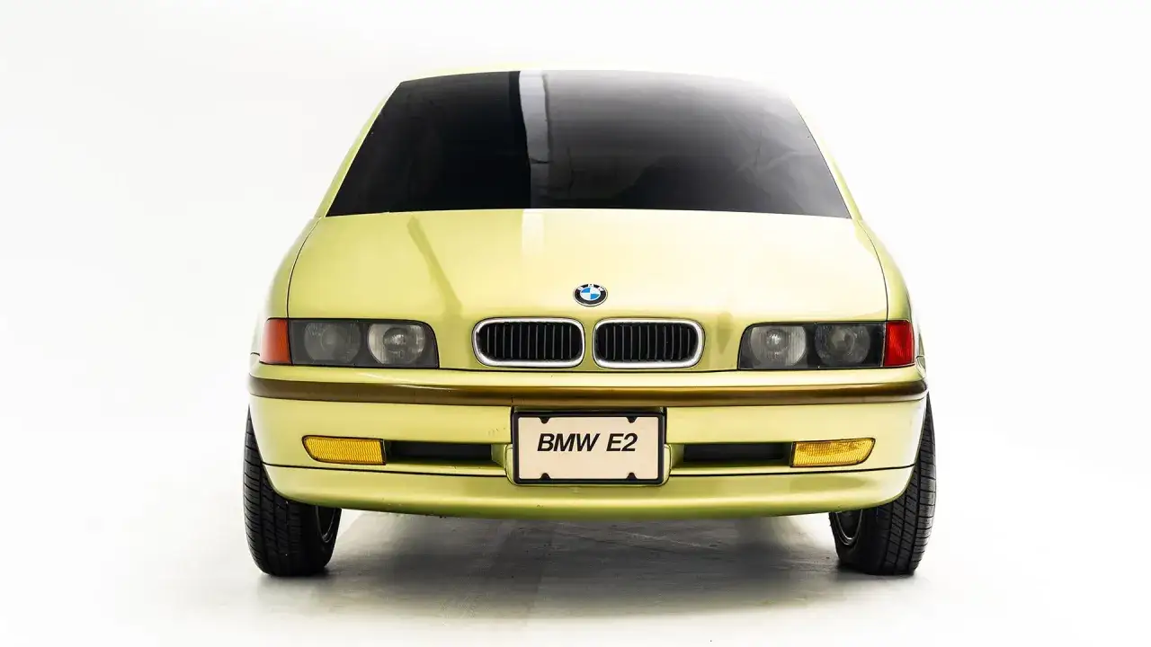Przód żółtego BMW E2 z przyciemnioną szybą i charakterystycznym grillem.