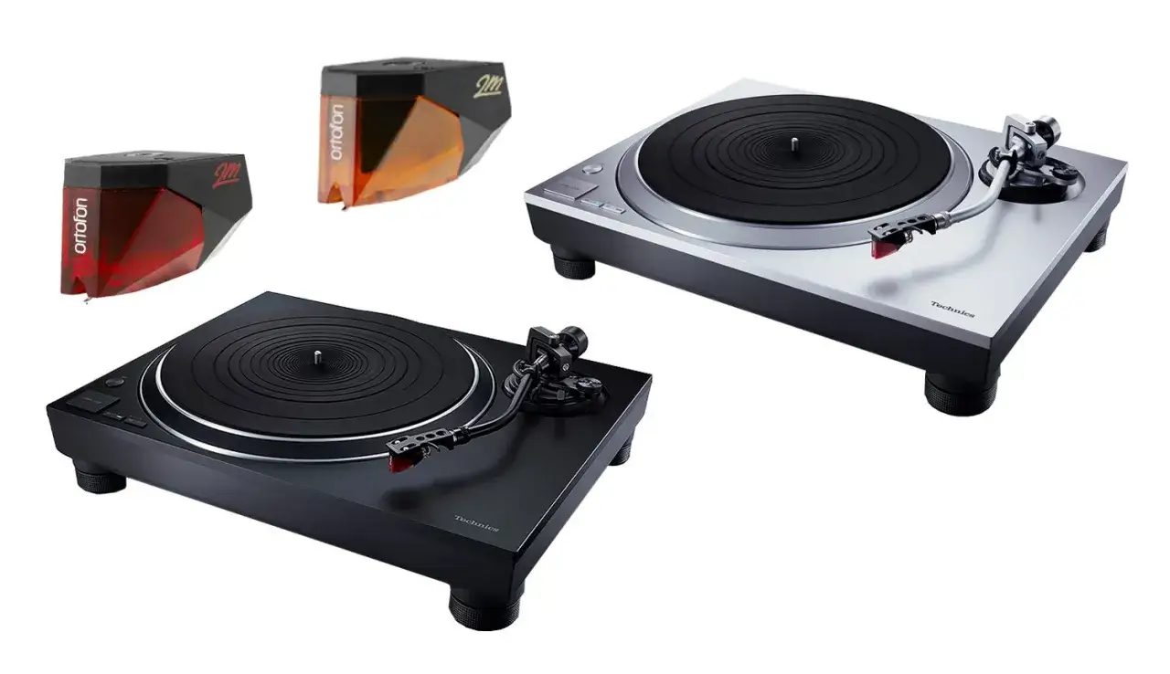 Zwei Plattenspieler, ein silberner Technics SL-1500C und ein schwarzer, sowie zwei Ortofon Tonabnehmer.