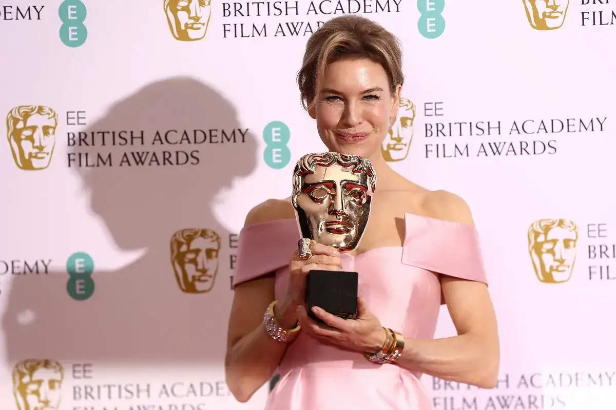 Renée Zellweger z nagrodą BAFTA, gwiazda wielu filmów, w różowej sukni.