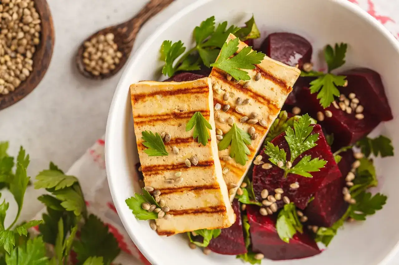Grillowany tofu z burakami i ziołami. Idealne na dietę bez glutenu, nabiału i cukru. Przepisy na zdrowe posiłki.