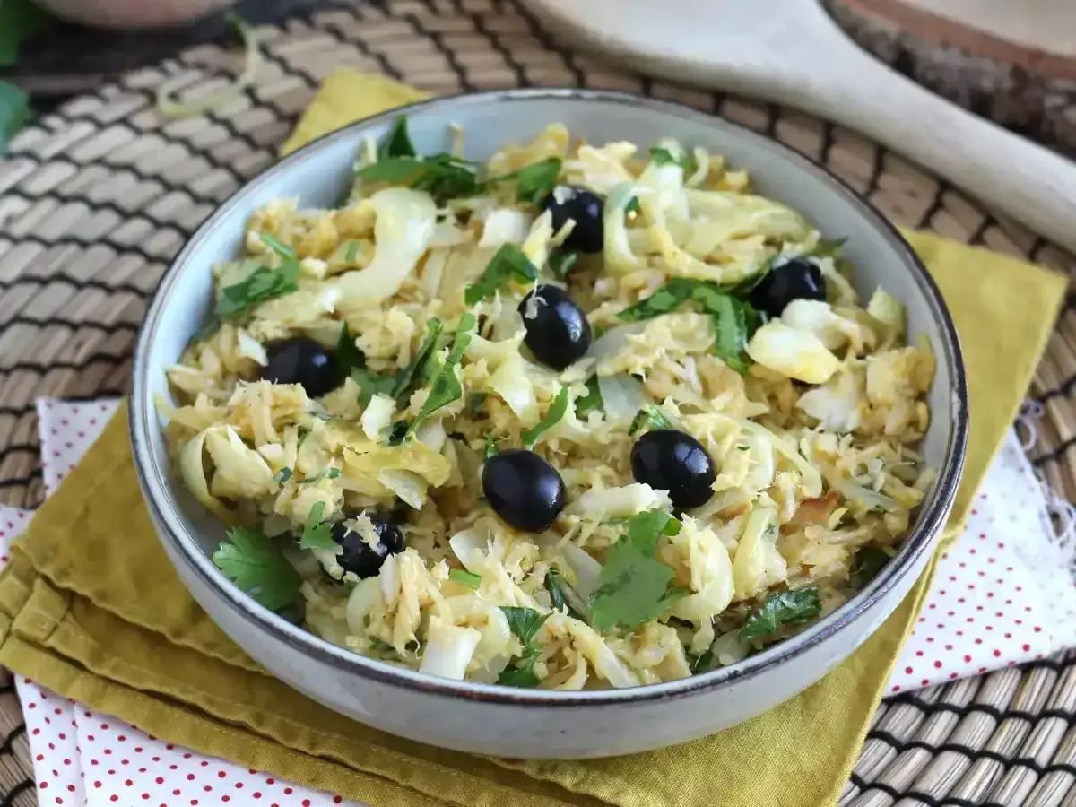Delicioso bacalao a bras, un plato tradicional portugu&eacute;s con desmigado de bacalao, patatas finas, cebolla y aceitunas negras.