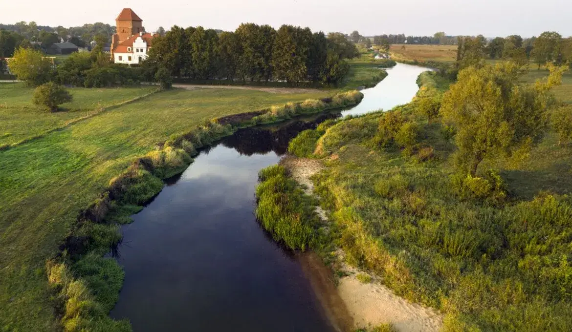 Zamek w Liwie nad rzeką
