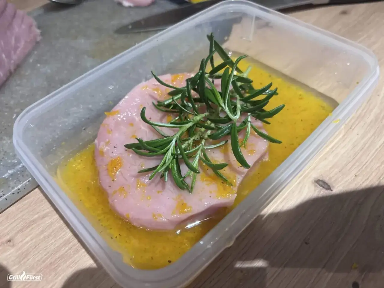 Fleischst&uuml;ck in gelber Marinade mit Rosmarin. Perfekt, um die eigene Grillmarinade selber machen.
