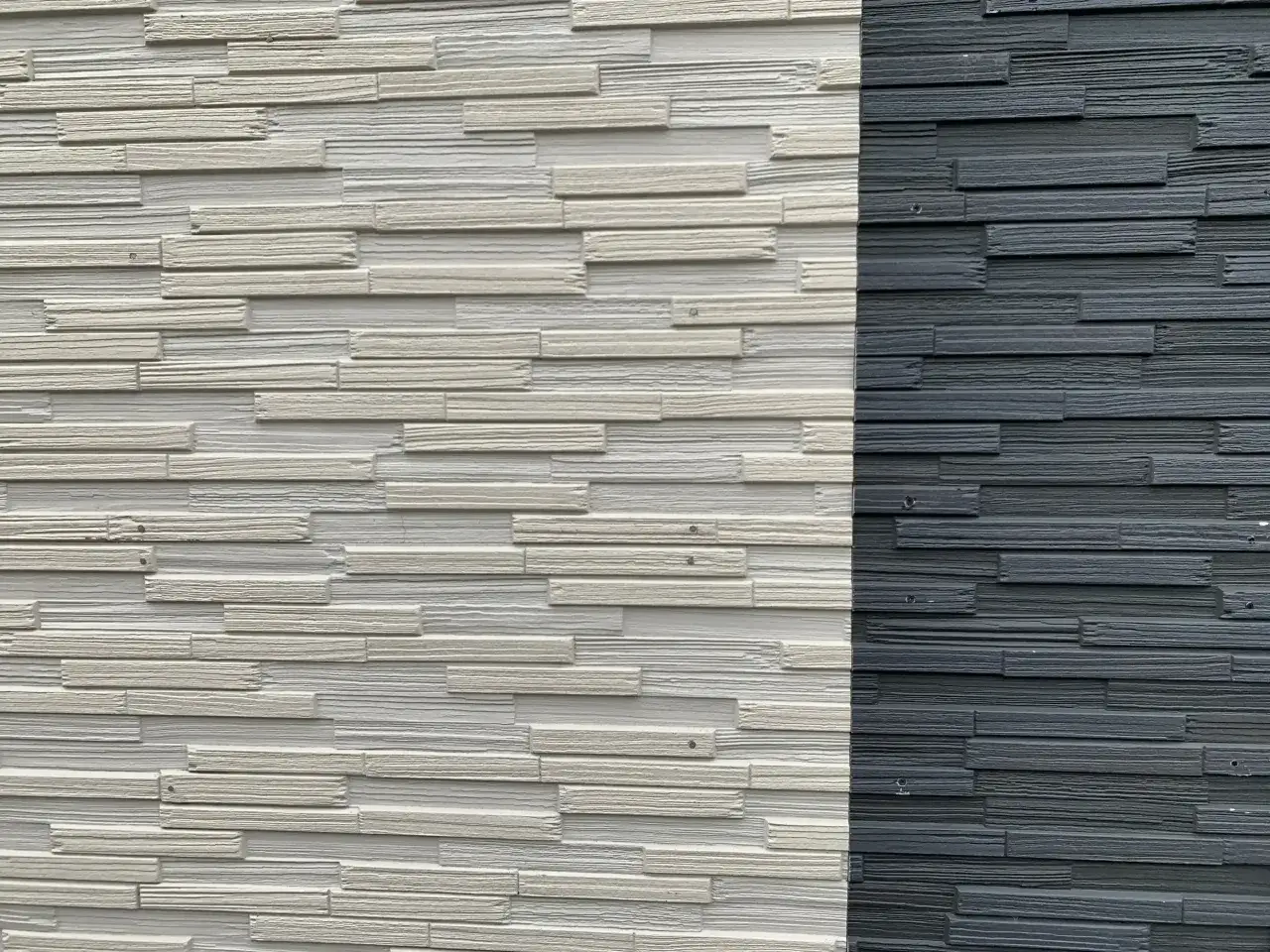 Textura de listones de materiales para exterior, dividida en dos colores: blanco y gris oscuro.