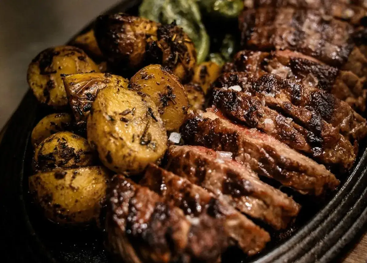 Jugoso roast beef al horno, cortado en lonchas, servido con patatas asadas y hierbas. &iexcl;Una delicia para tu pr&oacute;xima receta!