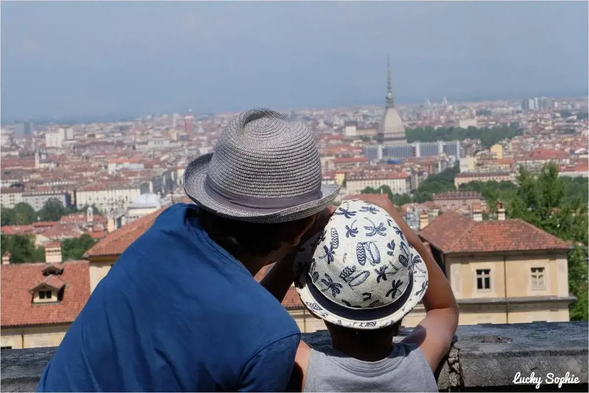 Un père et son enfant admirent Turin. Une belle idée de ce que faire à Turin avec des enfants, avec une vue panoramique sur la ville.