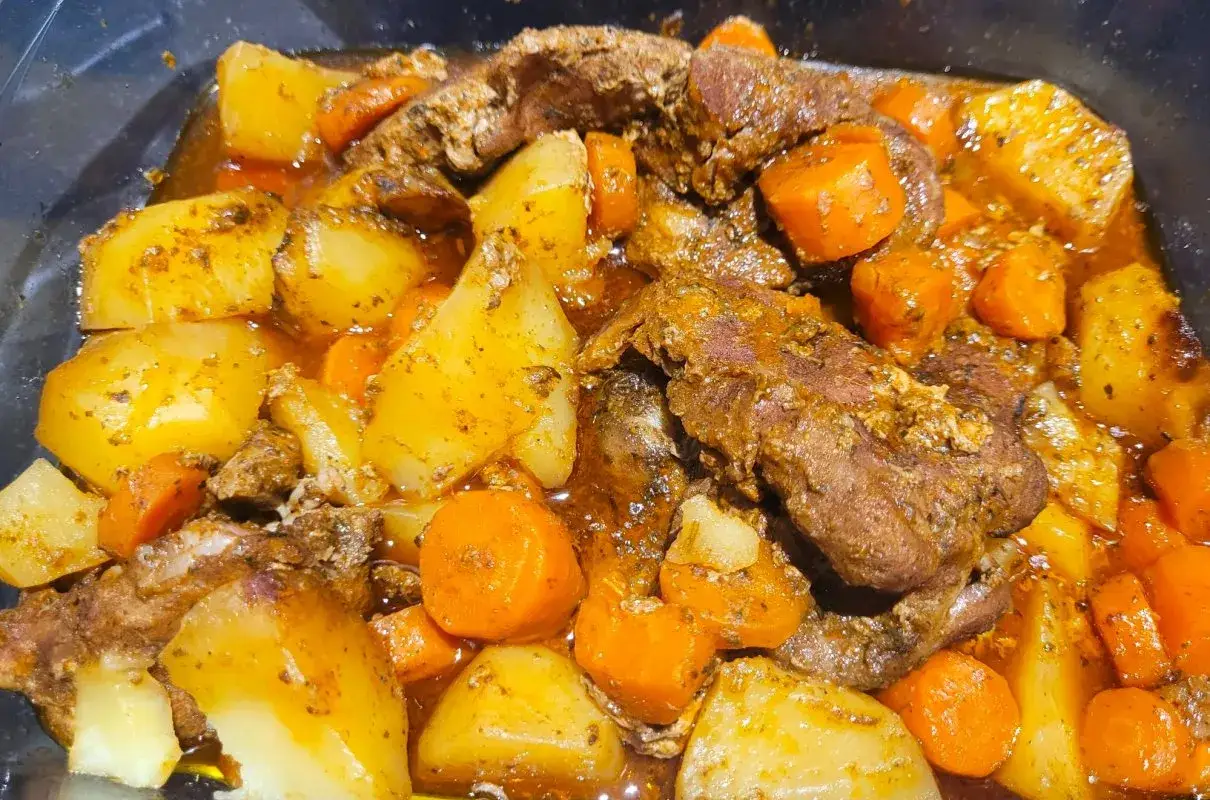 Karkówka po cygańsku w sosie z ziemniakami i marchewką. Danie wygląda na sycące i aromatyczne.
