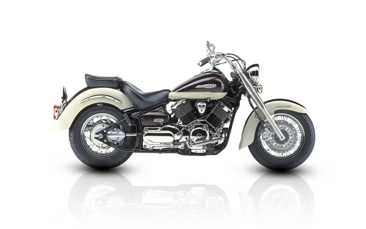 Klasyczny motocykl Yamaha Drag Star 1100 w kolorze kremowo-bordowym, z chromowanymi elementami. Jego waga jest optymalna do komfortowej jazdy.