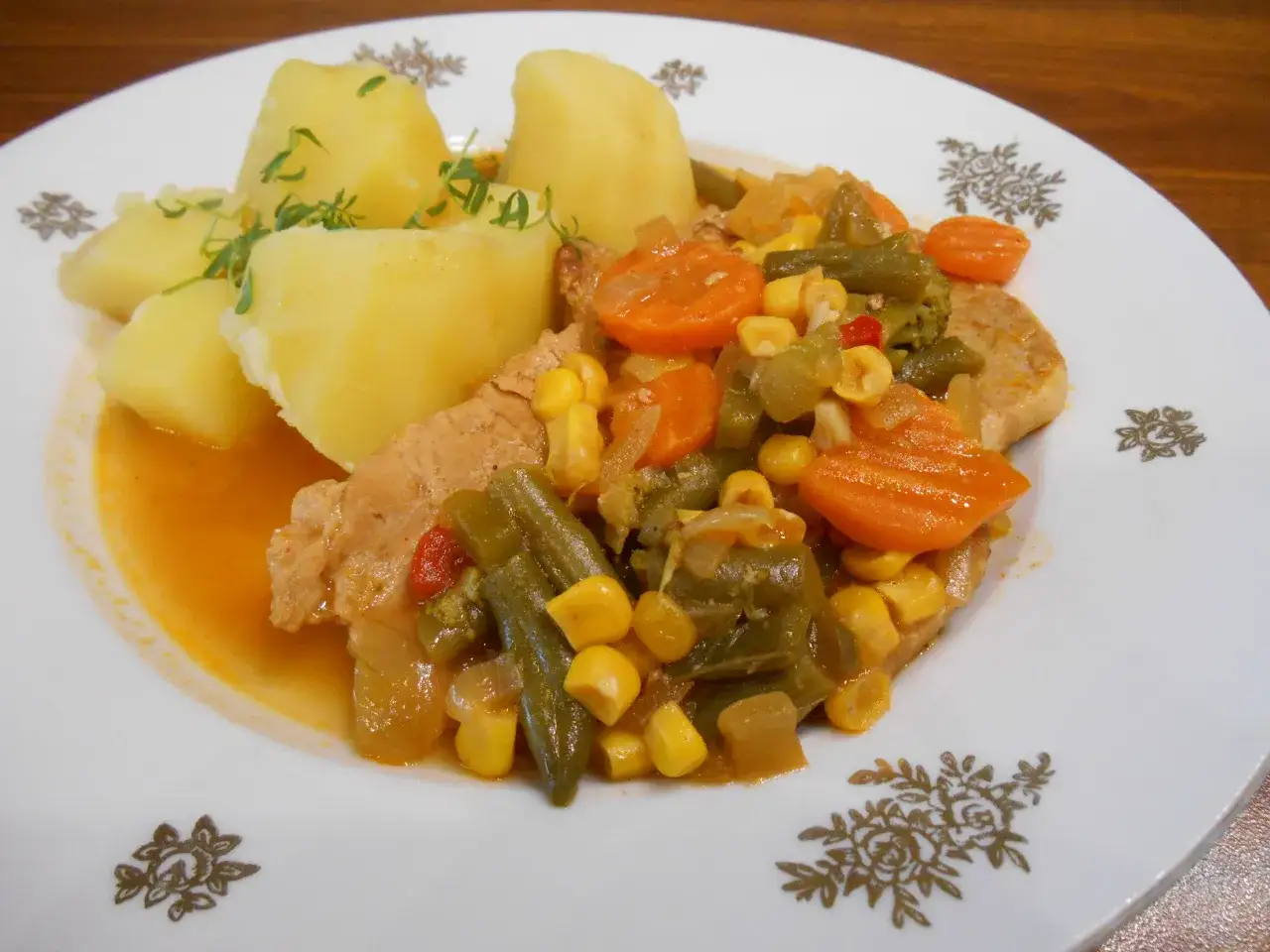 Schab po cygańsku z warzywami i ziemniakami. Aromatyczne danie, które zachwyci każdego smakosza.