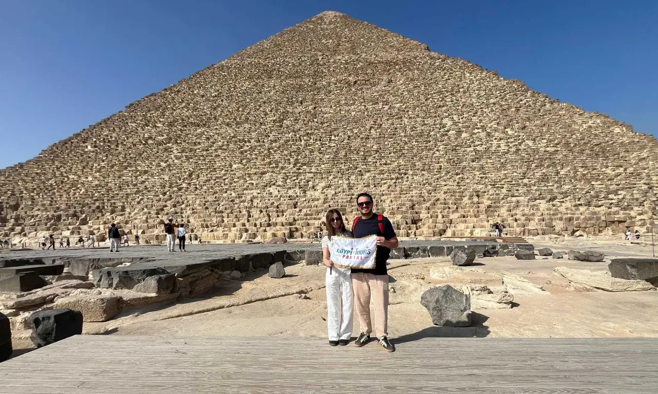 Coppia felice davanti alla Piramide di Cheope, un'ottima tappa per chi vuole sapere come organizzare un viaggio in Egitto.