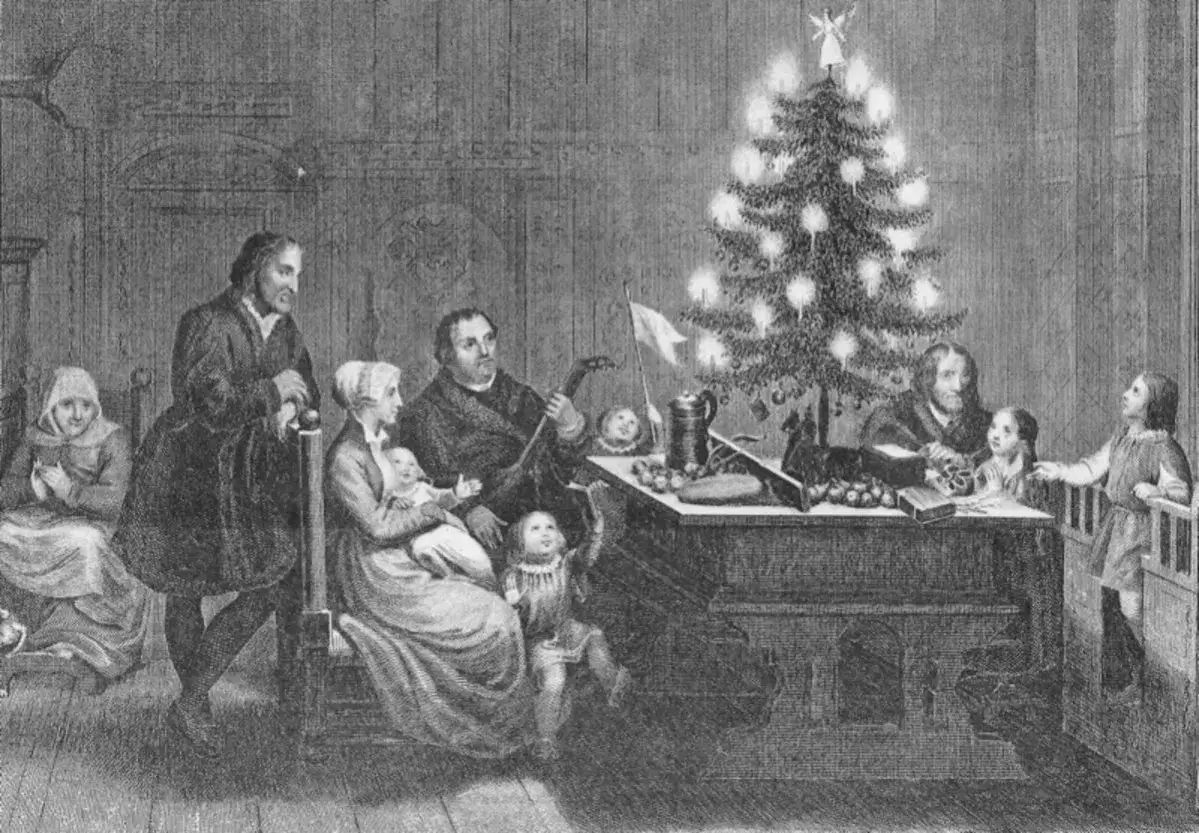 Familie versammelt sich um einen beleuchteten Weihnachtsbaum. Die Szene erinnert an die weihnachtsbaum christliche bedeutung, mit Kerzen und Schmuck.