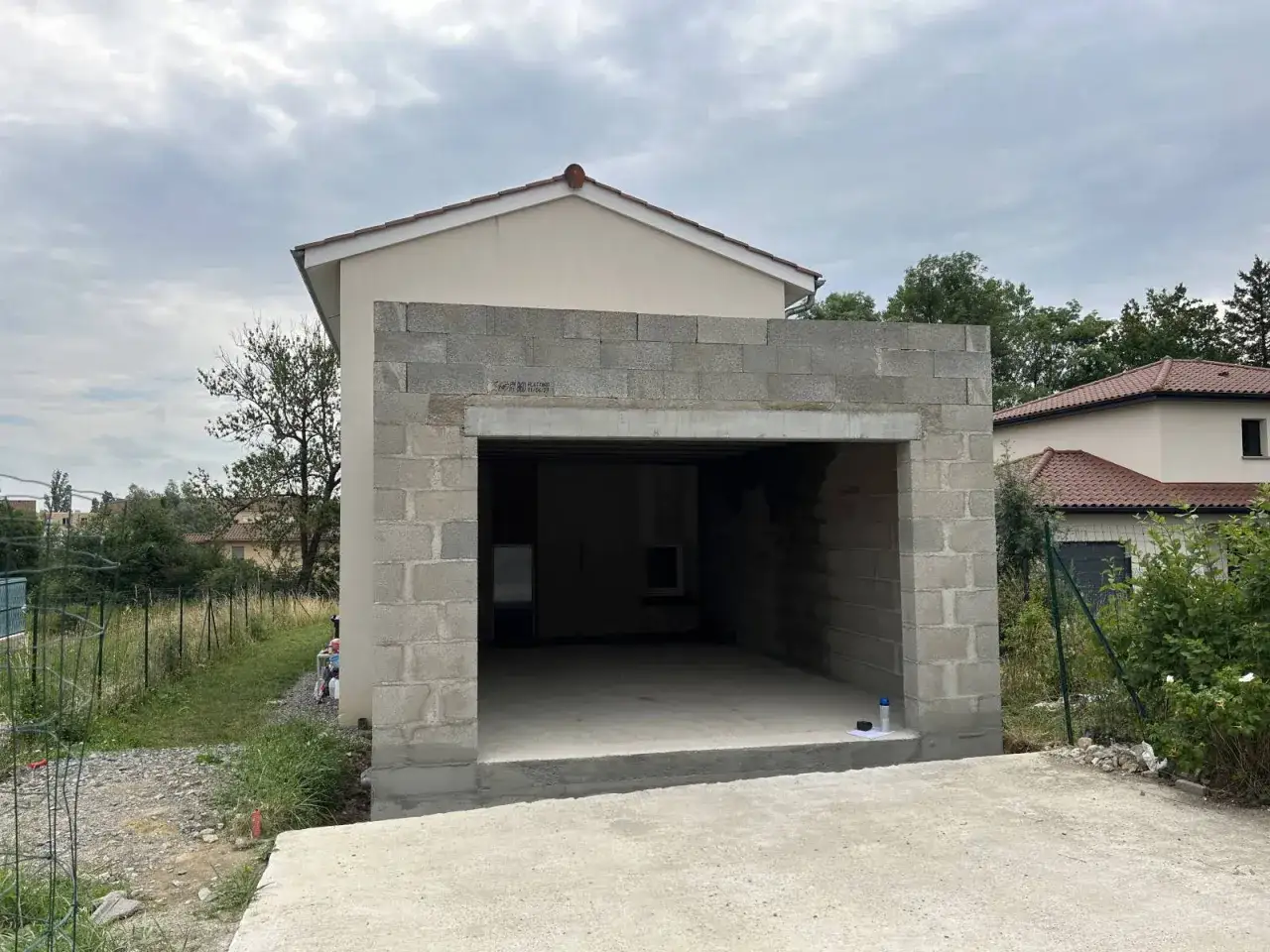 Construction d'un garage en parpaings, en cours. Le toit est posé. Idéal pour estimer le prix construction garage.