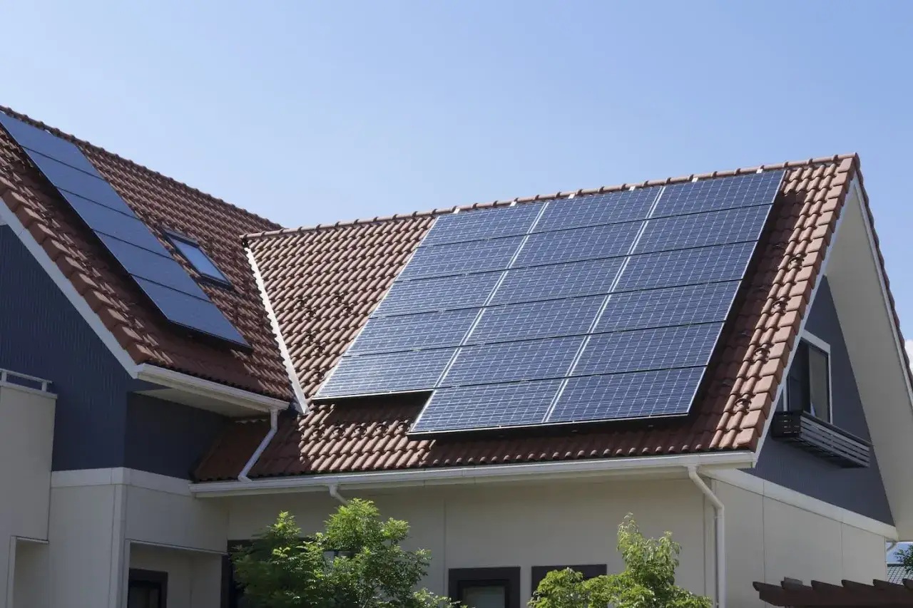 Techo de tejas rojas con paneles solares. Mi comunidad no me deja poner placas solares, pero la casa de al lado s&iacute; las tiene.