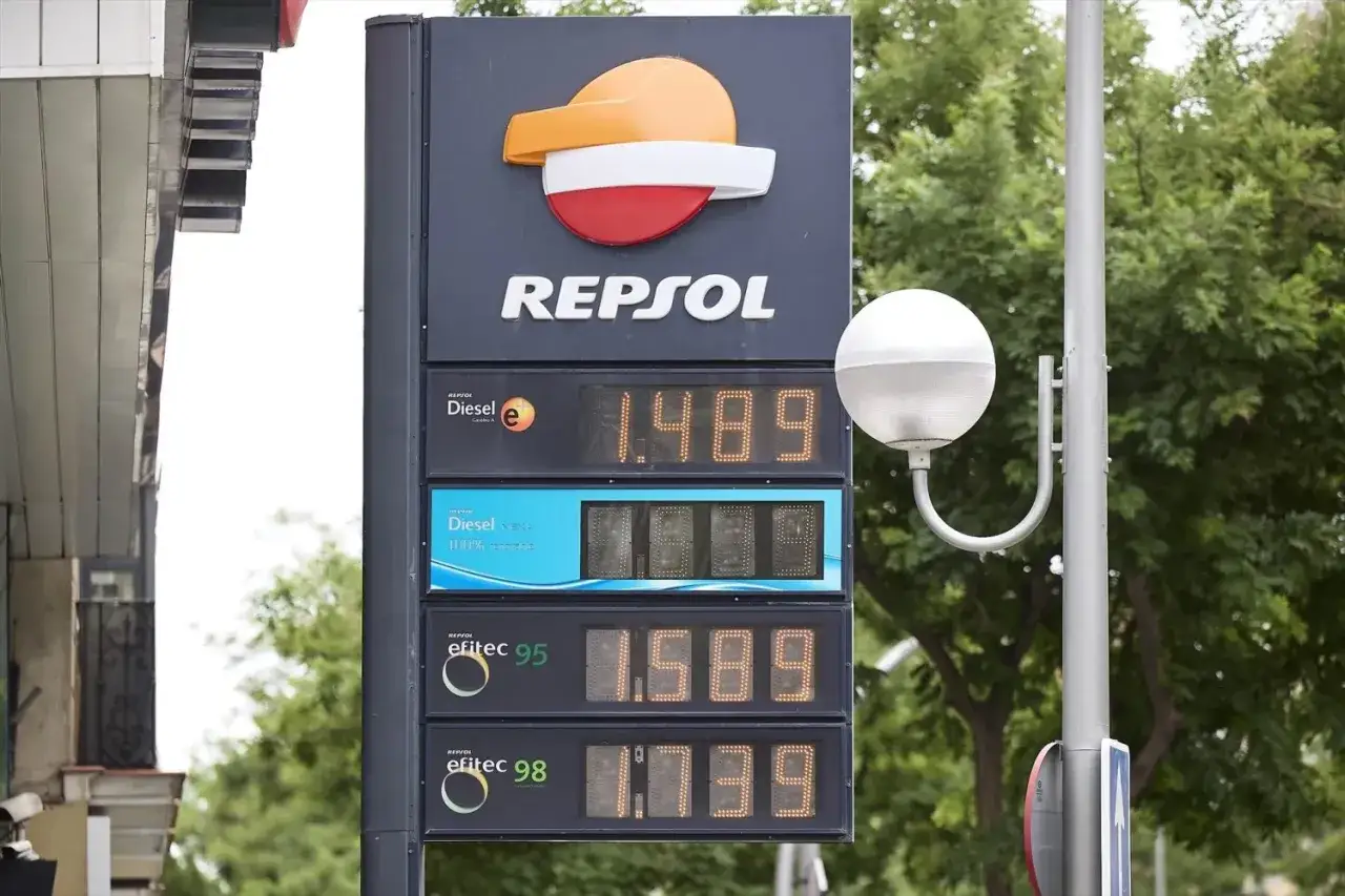 Letrero de Repsol muestra precios elevados de gasolina y diésel, reflejando la subida de la gasolina.