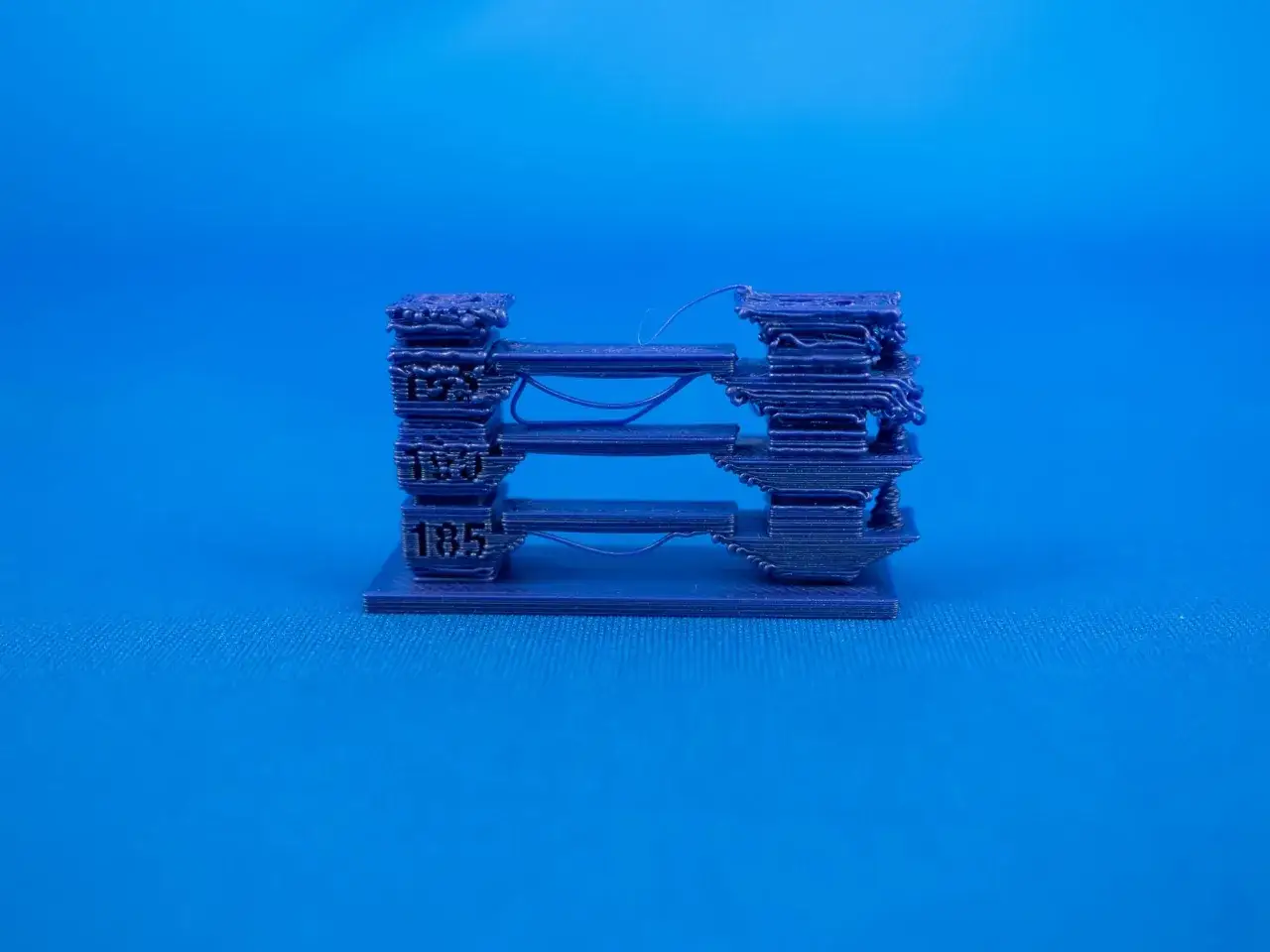 Test wydruku 3D z PLA, pokazujący r&oacute;żne poziomy temperatury. Widać niedoskonałości wynikające z nieoptymalnej pla temperatura.