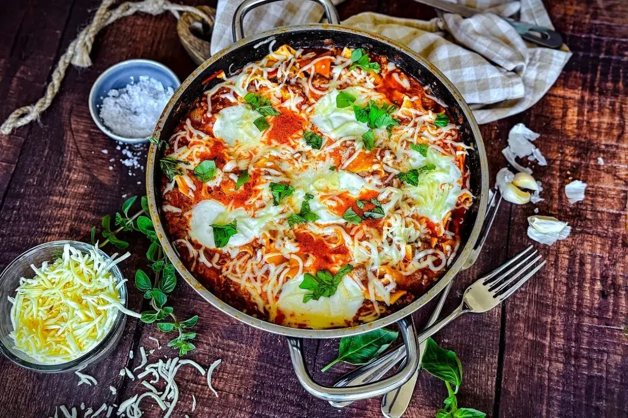 Herzhafte One Pot Lasagne, überbacken mit geschmolzenem Käse und garniert mit frischem Basilikum. Ein Genuss für alle Sinne!