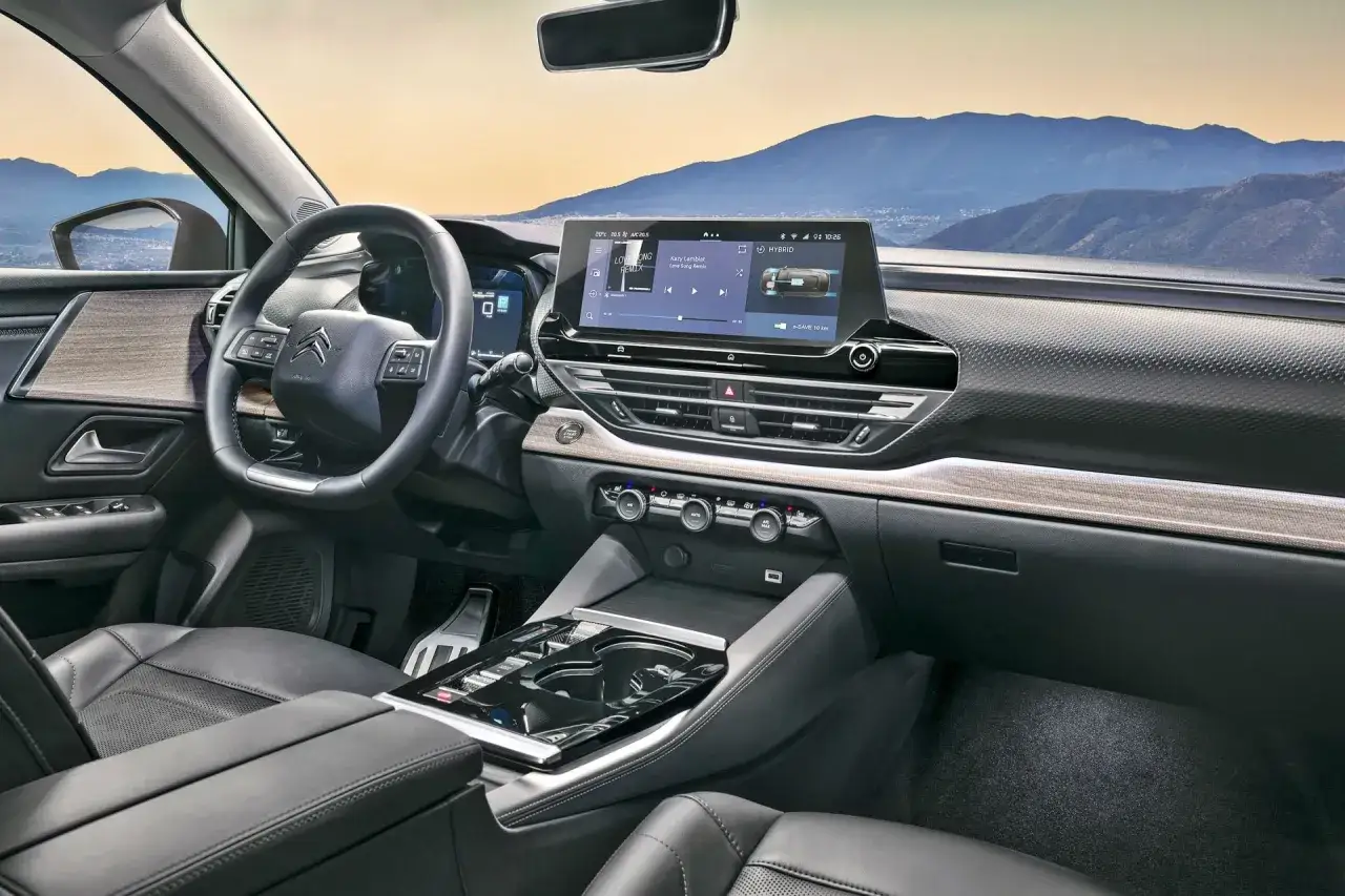 Wnętrze Citroëna C5 X z nowoczesnym ekranem multimedialnym i komfortowymi fotelami, gotowe na podróż przez malownicze góry.