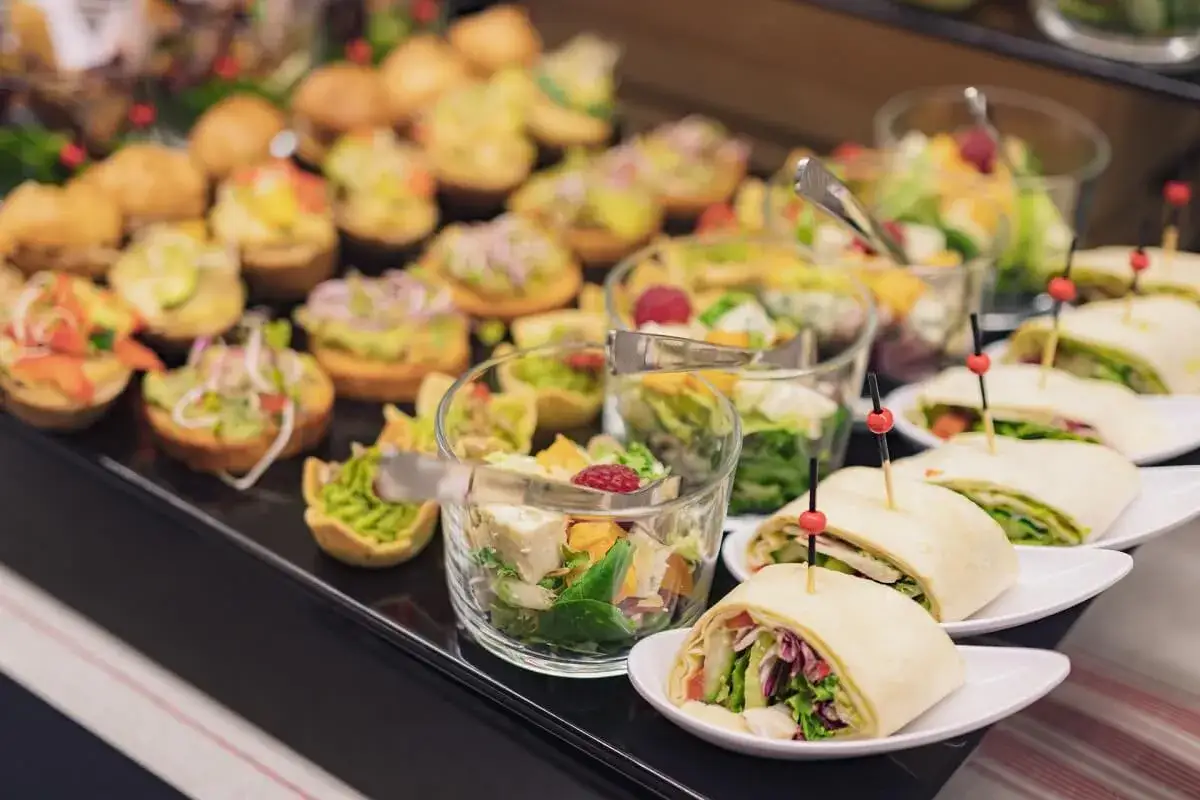 Pyszne przekąski i sałatki w pucharkach, idealne na catering przerwa kawowa. Roladki z tortilli i mini tartaletki zachęcają do spróbowania.