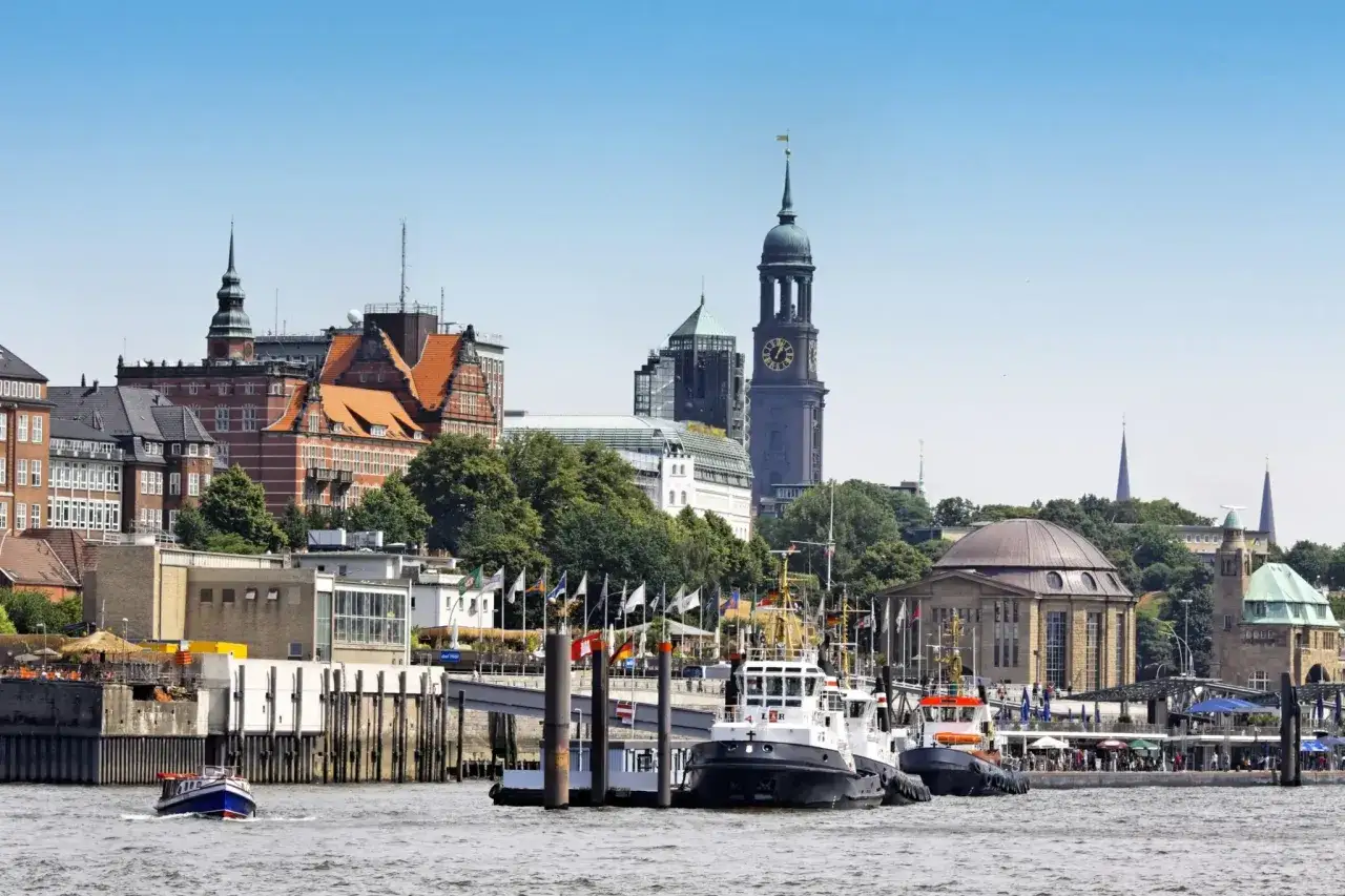 Hamburger Hafen mit Michel und historischen Geb&auml;uden. Ein Muss f&uuml;r jeden, der Hamburg sehens.