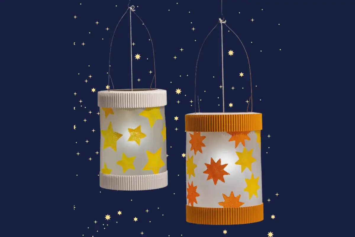 Zwei selbstgebastelte Lampions mit Sternenmotiven, die im Dunkeln leuchten. Ein schönes Beispiel für Lampion falten.
