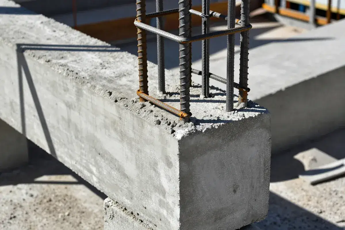 Betonowy element konstrukcyjny z zbrojeniem, gotowy do dalszych prac. Tak wygląda początek, jak zrobić wieniec budowlany.
