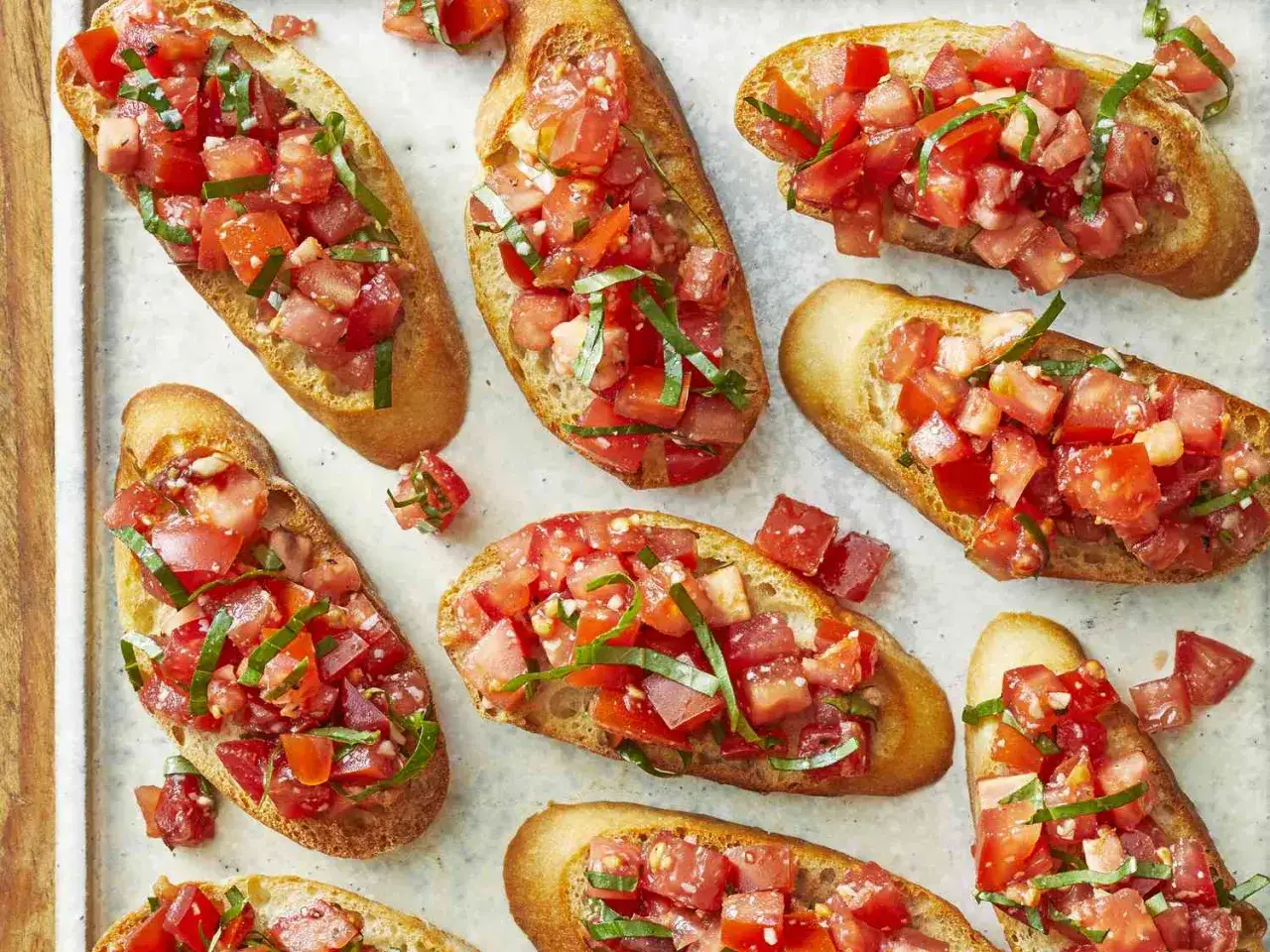 Bruschettas garnies de tomates fra&icirc;ches et de basilic, parfaites pour une recette facile.