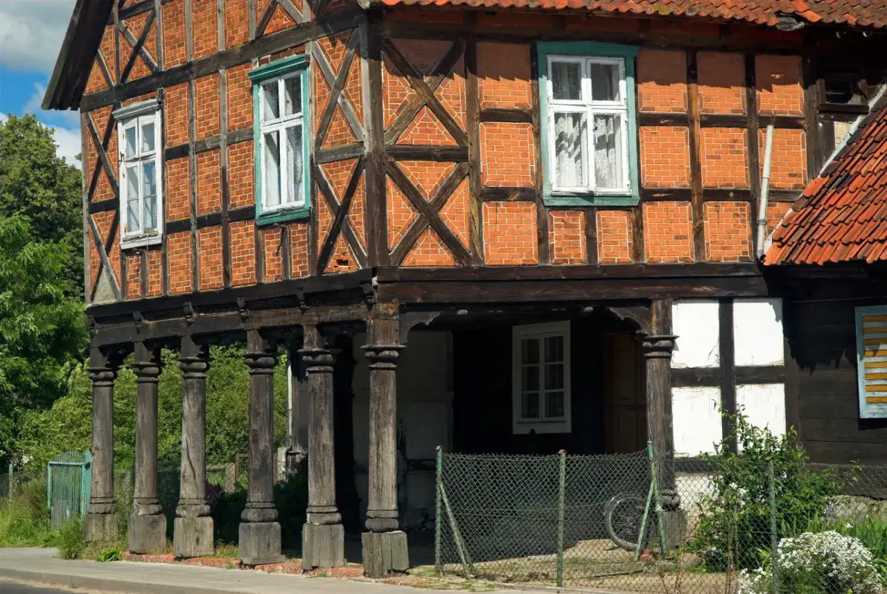 Drewniany dom szachulcowy na palach, typowy dla żuław wiślanych atrakcji.