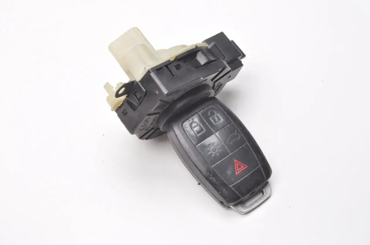 Kluczyk Volvo V50 z modułem zapłonu i przyciskami do otwierania, zamykania, bagażnika i awaryjnych.