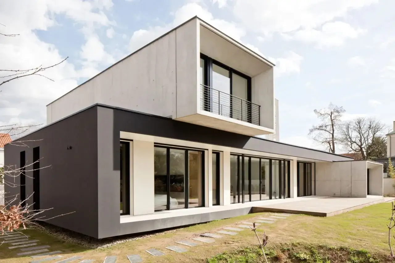 Maison moderne aux lignes épurées, avec balcon suspendu. Idéal pour estimer le prix construction maison 150m2.