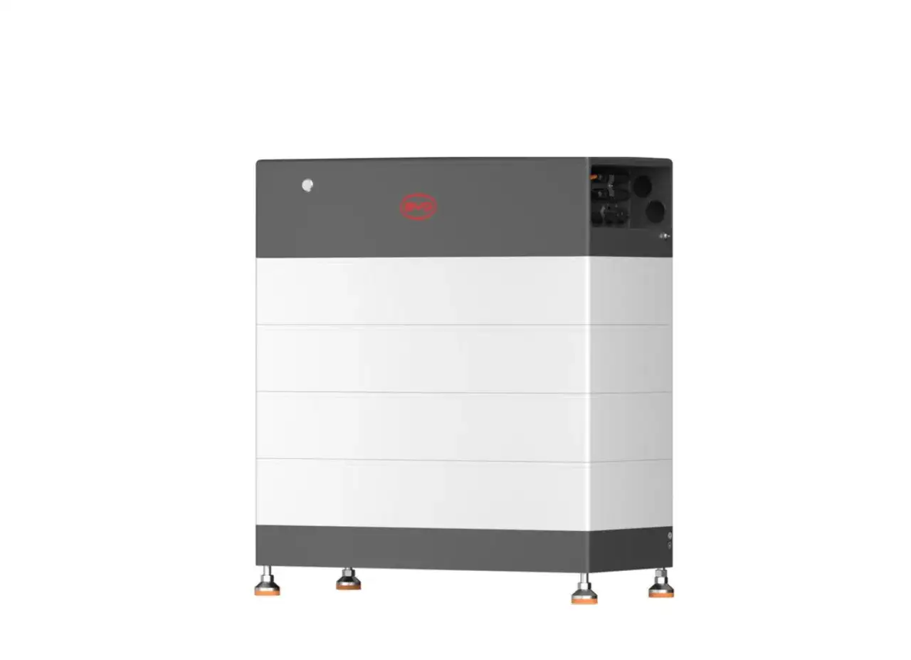 En modern, vit och gr&aring; BYD HVS batterienhet med synliga anslutningar p&aring; ovansidan.
