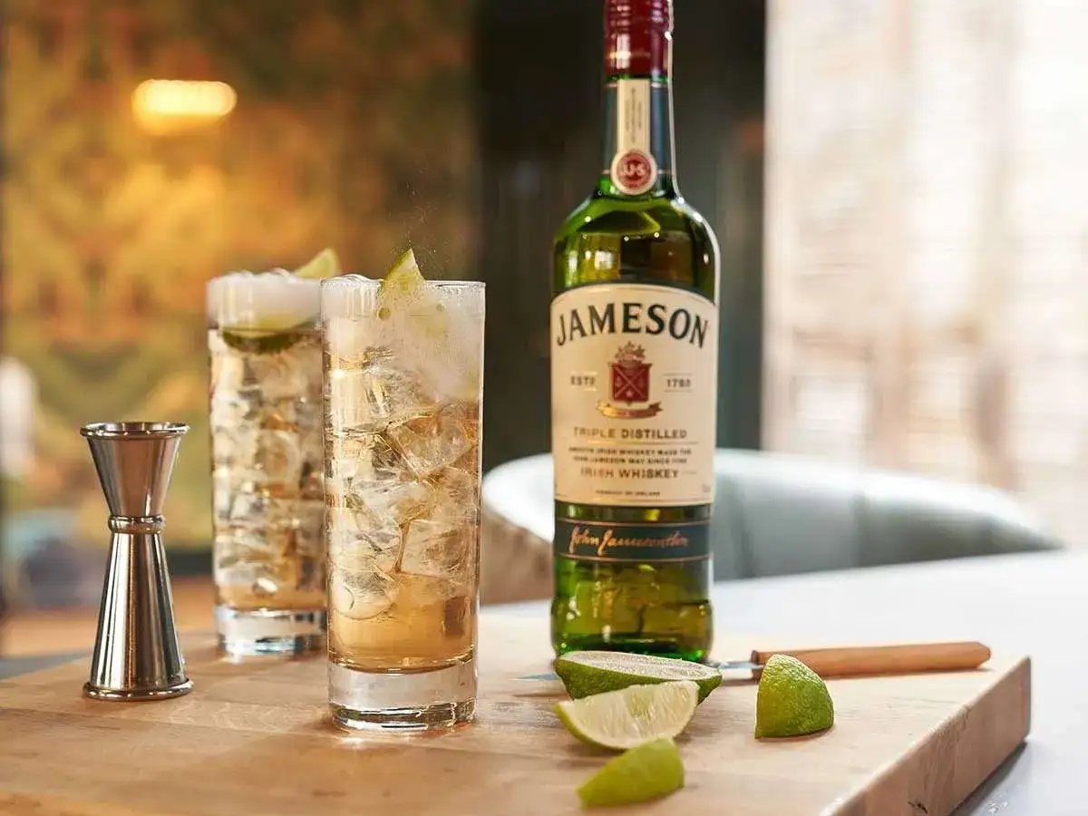 Jameson z czym pić? Idealny drink z lodem, limonką i odrobiną napoju gazowanego.
