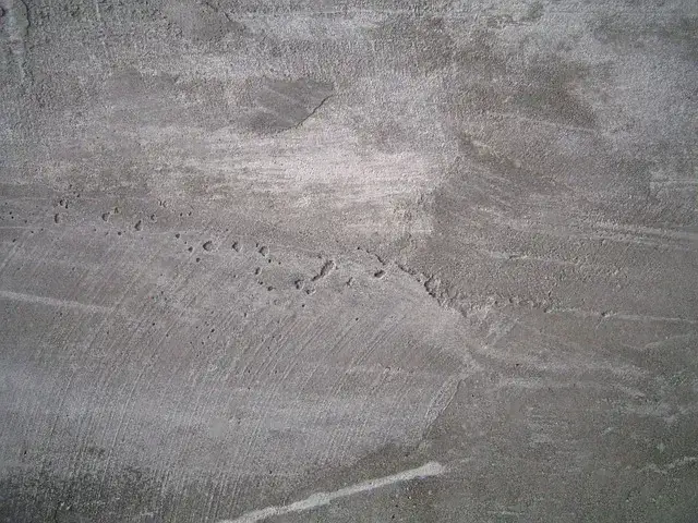 różne rodzaje tynków dekoracyjnych i ich efekty