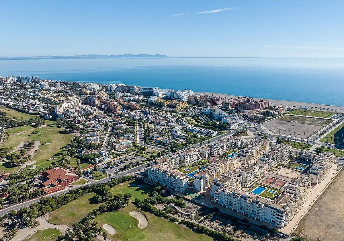 Vista aérea de Roquetas de Mar, con sus hoteles, campos de golf y las playas de arena fina bañadas por el mar Mediterráneo.