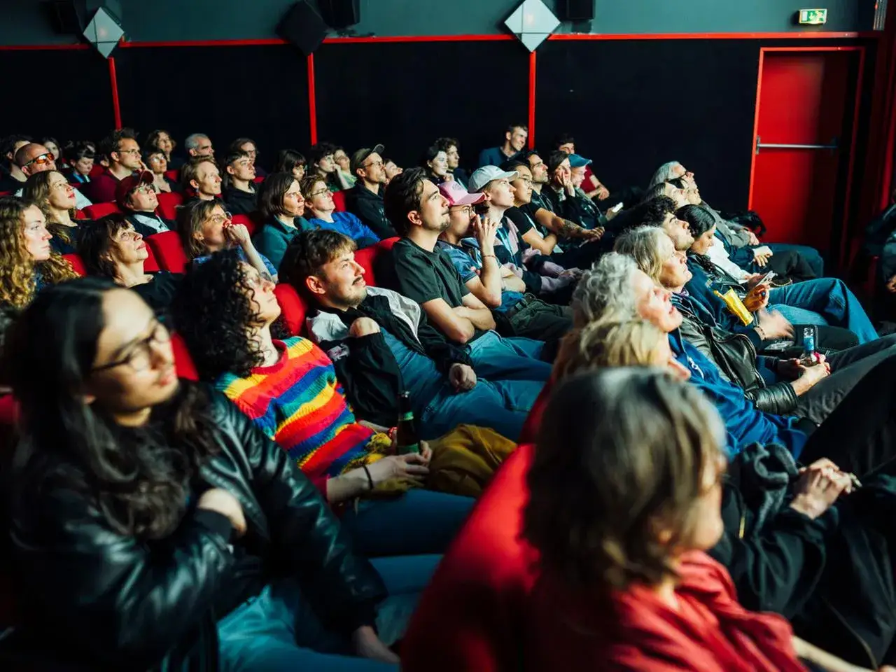 Publikum im Kino, gespannt auf den Film bei Docville Hamburg.