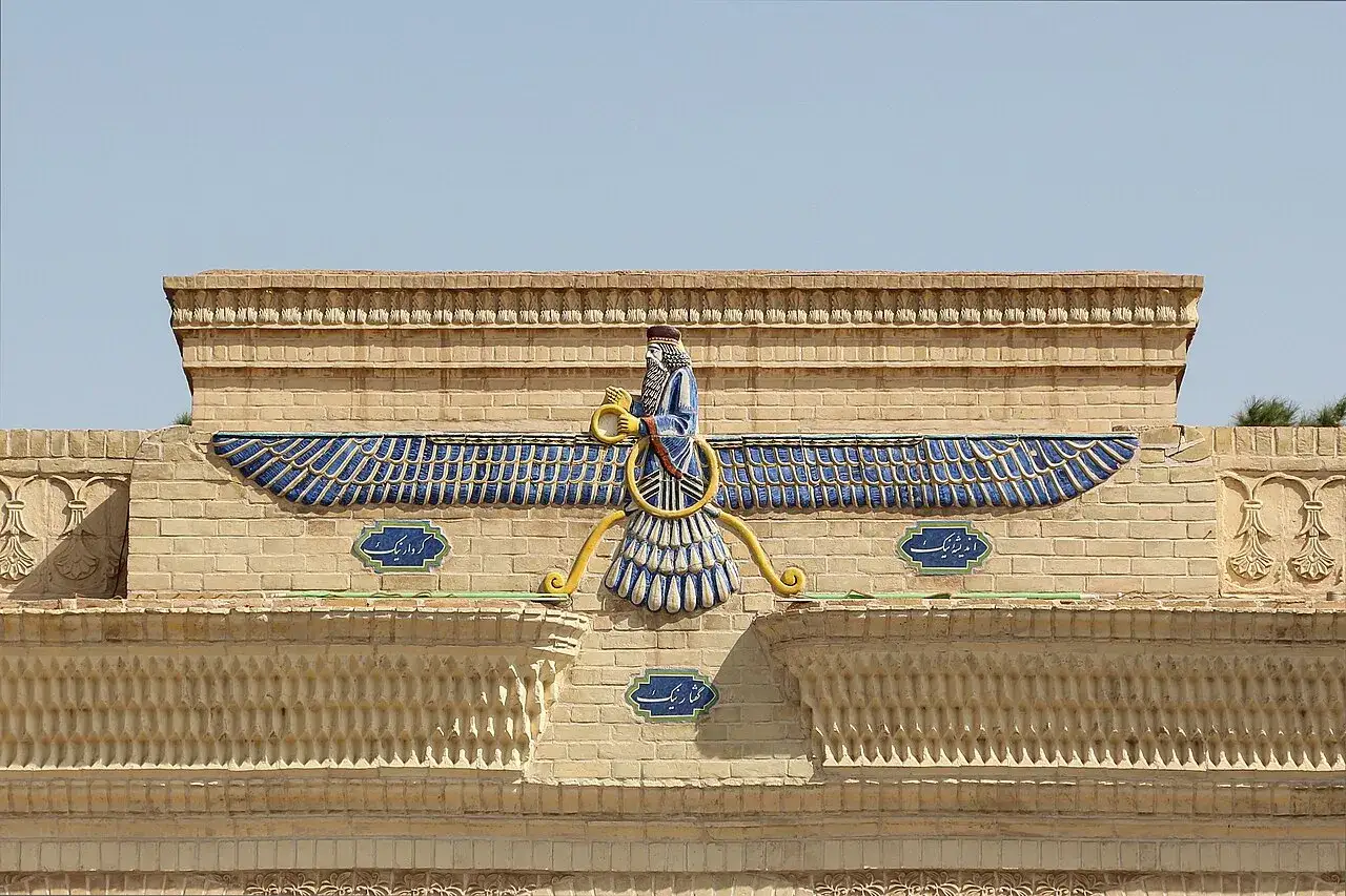 Symbol Faravahar, przedstawiający skrzydlatego człowieka, jest symbolem zaratusztrianizmu.