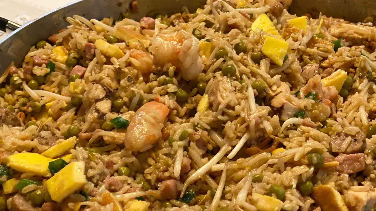 Arroz tres delicias con gambas, huevo, guisantes y trocitos de jam&oacute;n. Un plato lleno de sabor y color.
