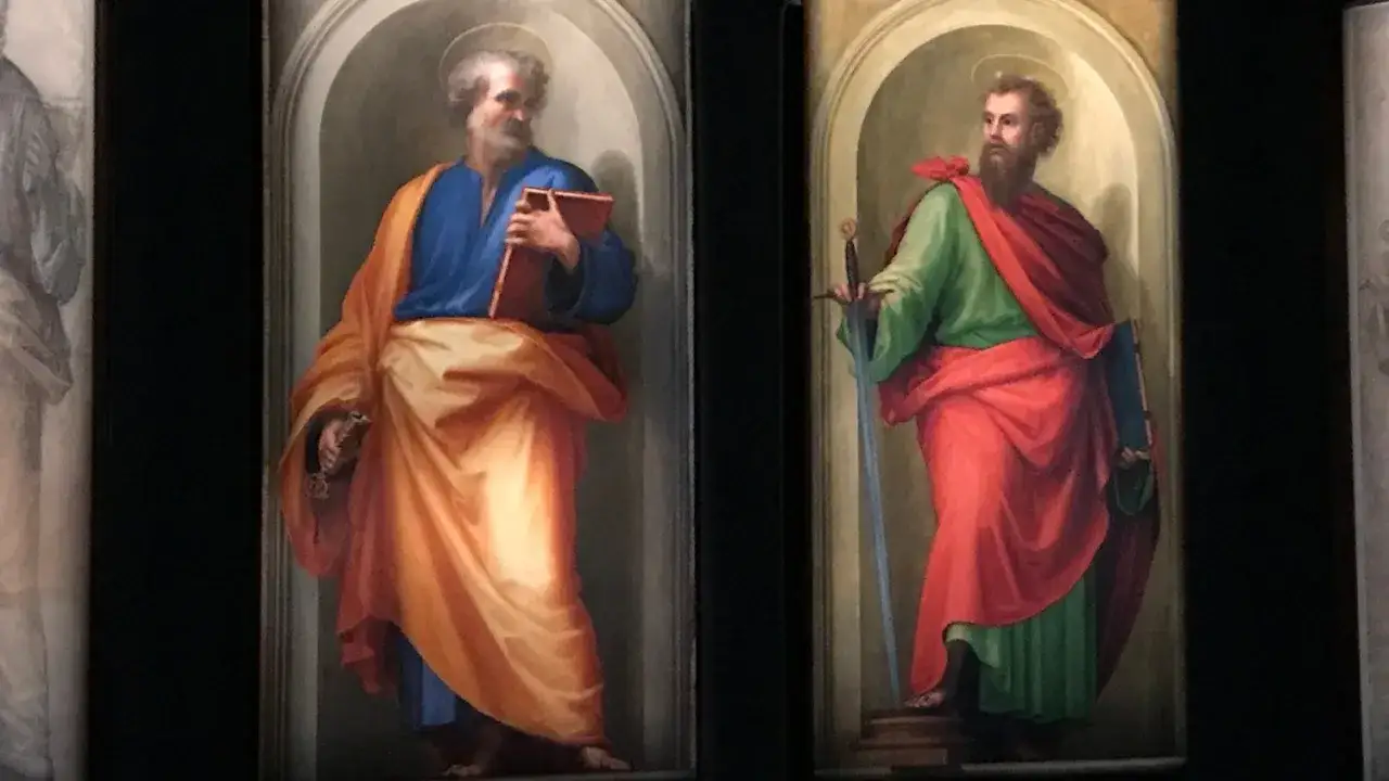 San Pietro e Paolo, icone di Roma, raffigurati in dipinti con aureola, uno con libro e chiavi, l'altro con spada.