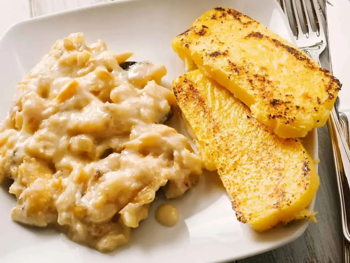 Baccal&agrave; alla vicentina con polenta grigliata, un'ottima idea per dove mangiare a Vicenza.