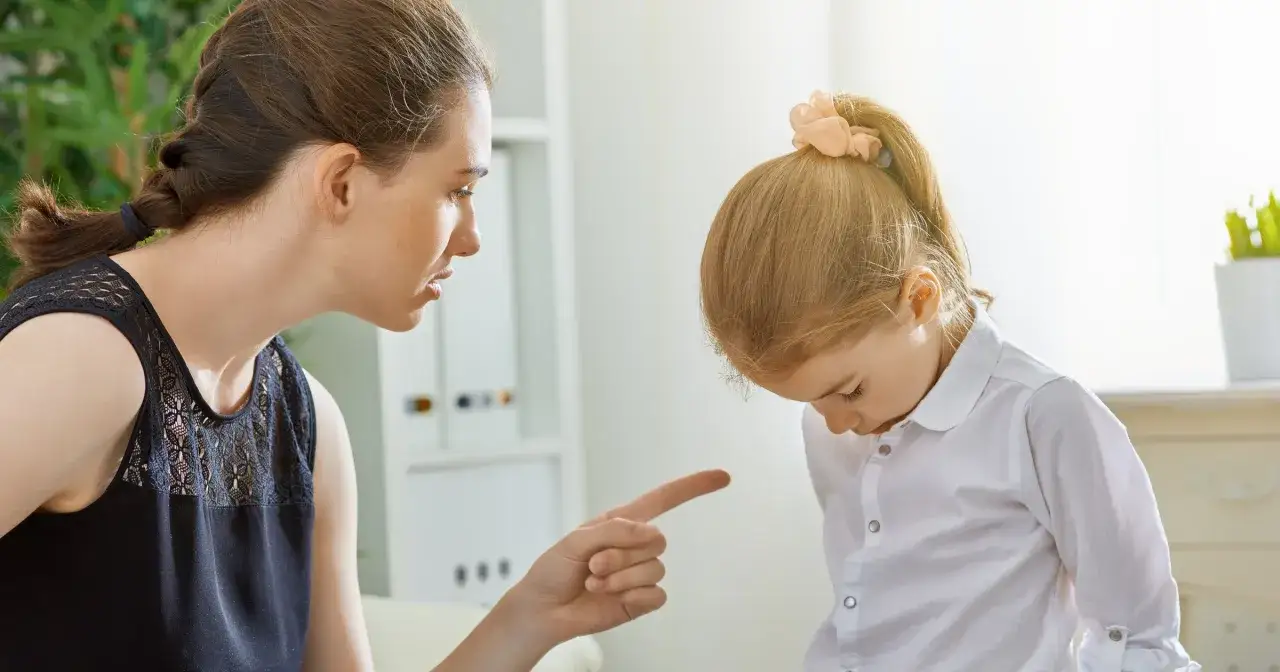 Matka karci córkę, która spuszcza wzrok. Czy to skutki bezstresowego wychowania?