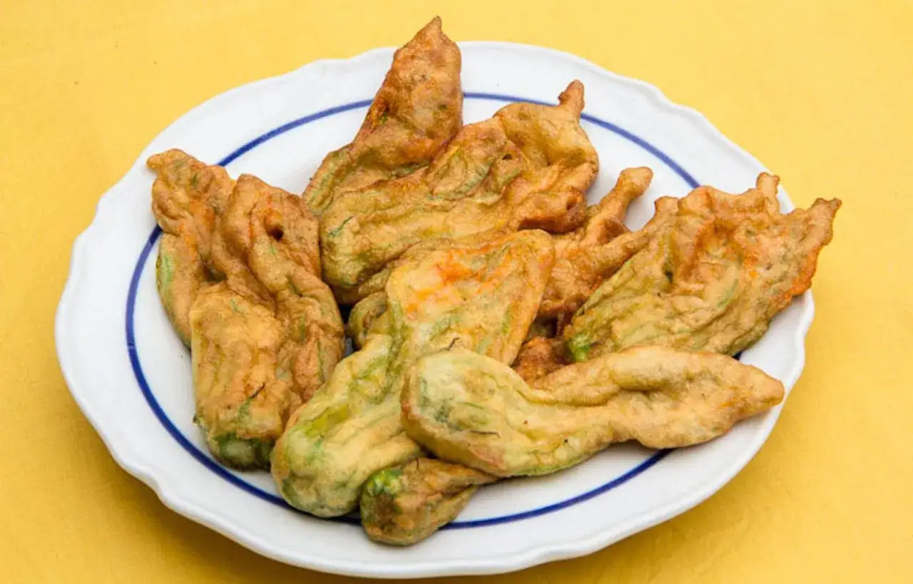 Fleurs de courgette frites, une délicieuse recette croustillante.