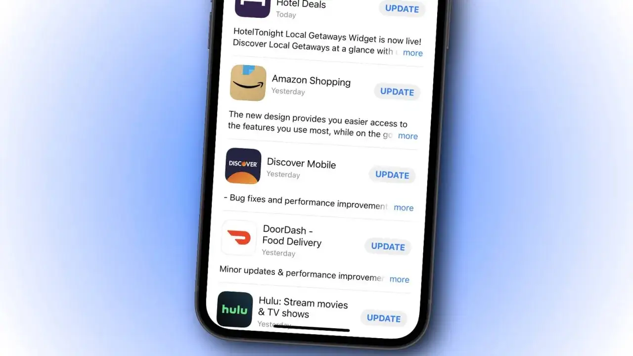 Ekran telefonu z listą aplikacji do aktualizacji: Amazon, Discover, DoorDash, Hulu. Aktualizacja aplikacji jest kluczowa dla bezpieczeństwa i funkcjonalności.