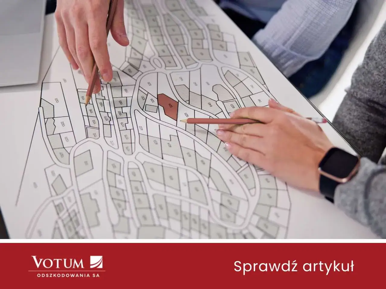 Dwie osoby analizują mapę działek, dyskutując, ile żądać za służebność przesyłu.