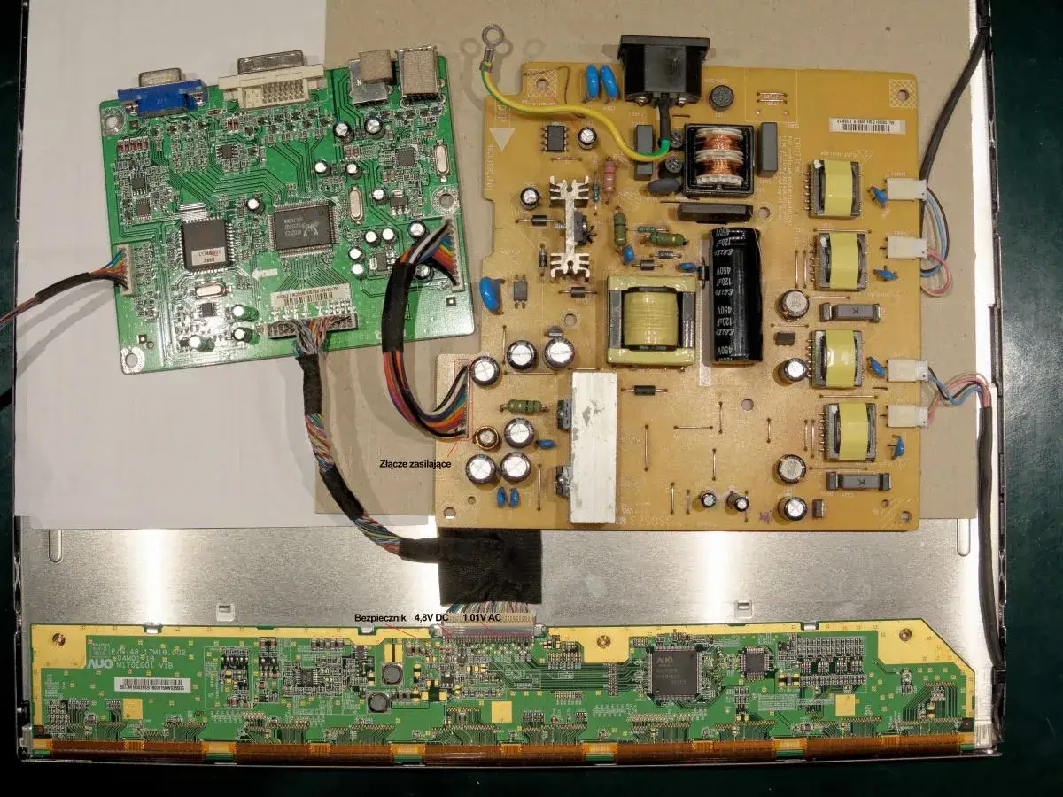 Elektronika monitora: płyta zasilacza, płyta sterująca i panel z elektroniką. Biały ekran w telefonie nie jest widoczny, ale te komponenty go tworzą.