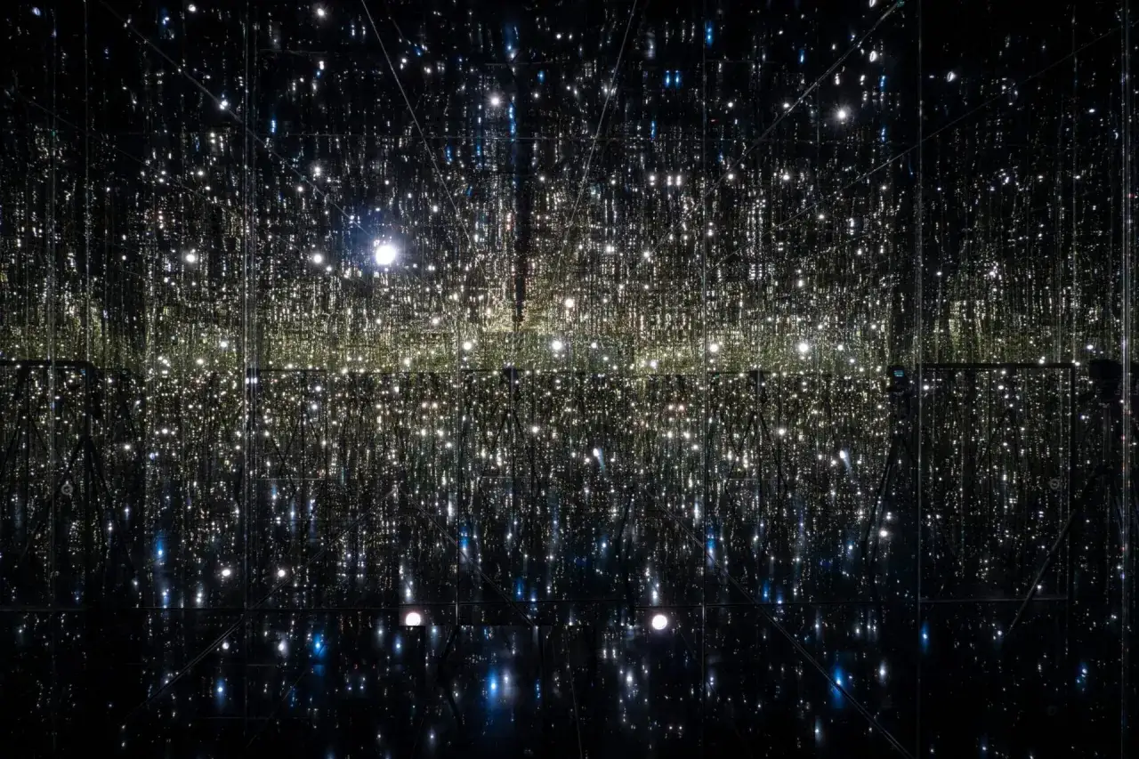 Salle miroir infinie, une myriade d'&eacute;toiles scintillantes comme des lucioles sur l'eau, cr&eacute;ant un univers magique.