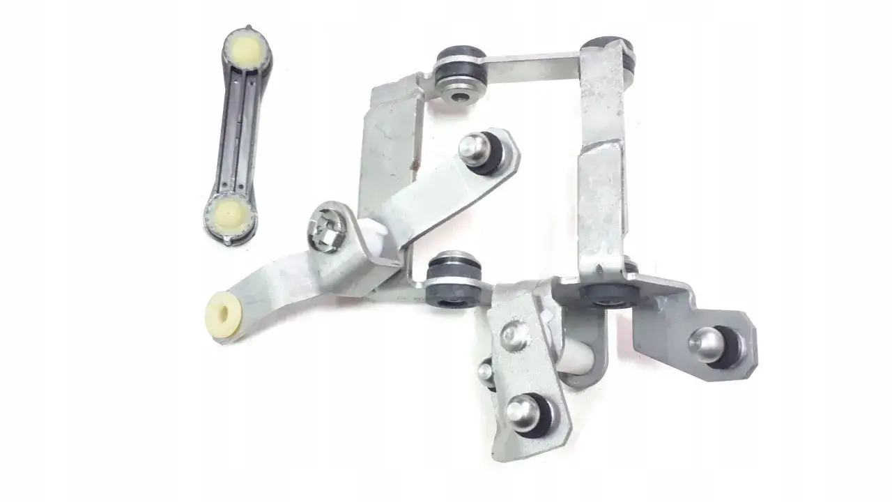 Metalowy mechanizm z gumowymi elementami, część wybieraka skrzyni biegów.