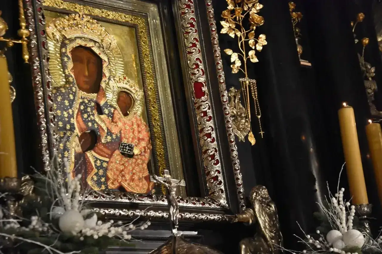 Obraz Matki Boskiej Częstochowskiej na Jasnej Górze, otoczony ozdobami. Warto wiedzieć, ile kosztuje msza wieczysta na Jasnej Górze.