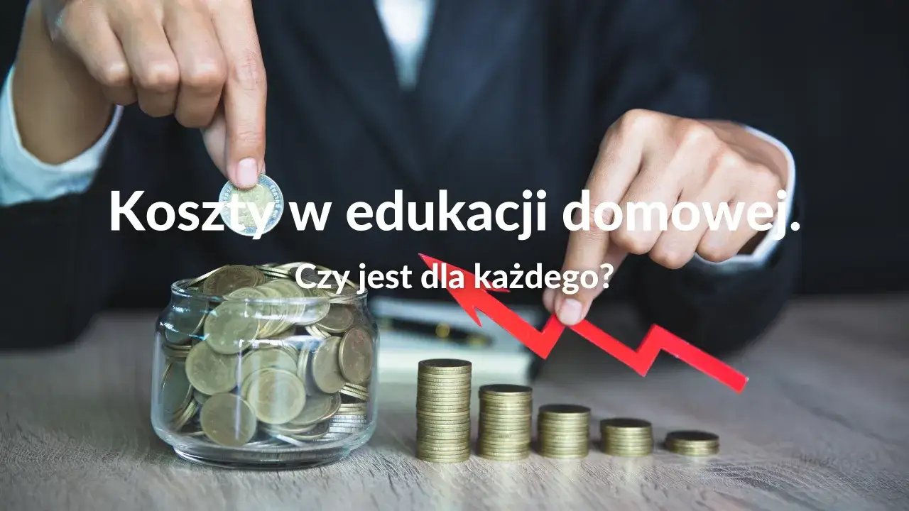 Ręka wrzuca monetę do słoika pełnego pieniędzy. Na stole stosy monet i czerwona strzałka w górę. Ile kosztuje nauczanie domowe?