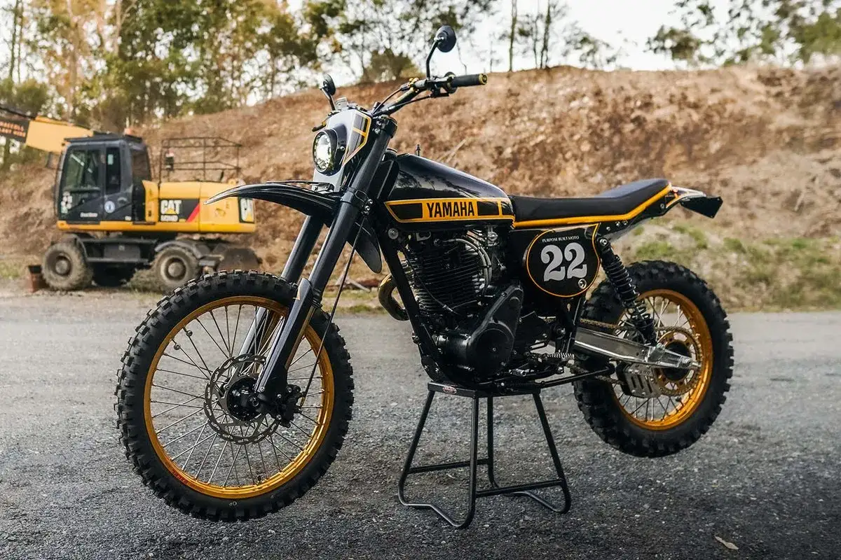 Yamaha XT 500 Dakar customizada, lista para la aventura. Rines dorados y llantas todoterreno.