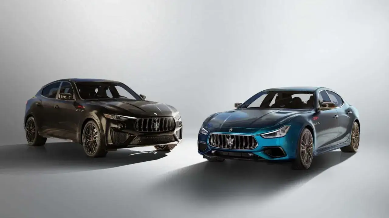 Czarny maserati suv i niebieska limuzyna Maserati prezentują włoski styl i moc.