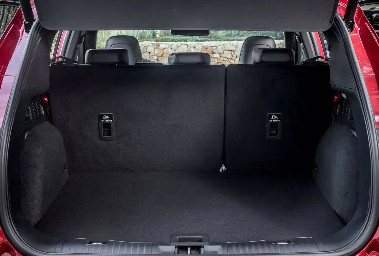 Maletero del Ford Kuga con asientos abatidos, listo para cargar equipaje o compras. Se aprecian los anclajes ISOFIX.